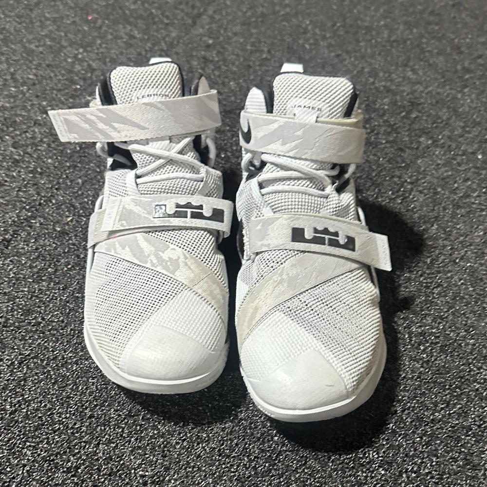 Nike LeBron Soldier 9 men’s basketball shoes. Size 11